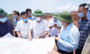 Chủ tịch UBND tỉnh Nguyễn Tường Văn kiểm tra tiến độ đường từ cao tốc Vân Đồn – Móng Cái đến cảng Vạn Ninh