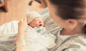 Bé ngủ ngày thức đêm phải làm gì?