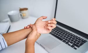 Tê ngón tay, bàn tay: Đừng cho là chuyện nhỏ