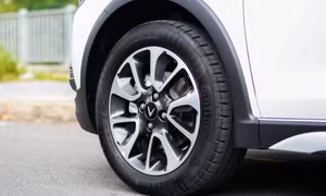 Vì sao lốp xe màu đen dù được làm từ màu trắng của cao su?