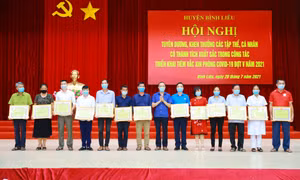 Bình Liêu: Tuyên dương các tập thể, cá nhân xuất sắc trong công tác triển khai tiêm vắc xin Covid -19 đợt 5