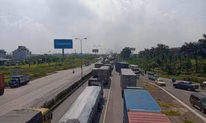 Quốc lộ về Cảng Hải Phòng tắc cứng, ô tô "chôn chân" hàng chục km
