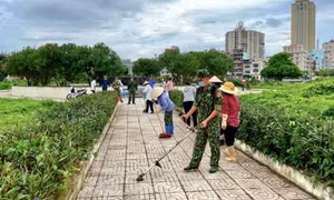 Đồn Biên phòng CKQT Móng Cái ra quân phối hợp dọn vệ sinh môi trường