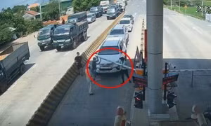 Xử phạt tài xế đi ngược chiều ở trạm thu phí Ninh Xuân