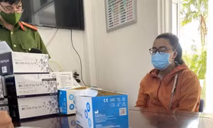 Cô gái bị bắt khi đang bán dạo kit test nhanh xét nghiệm SARS-CoV-2