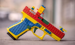 Súng thật giống hệt đồ chơi Lego gây tranh cãi tại Mỹ
