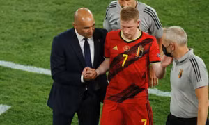 CĐV Manchester City phẫn nộ vì HLV Roberto Martinez