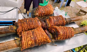 Thịt quay đòn giòn rụm ở làng cổ Đường Lâm