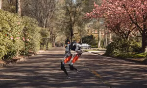 Robot hai chân đầu tiên chạy 5 km ngoài trời