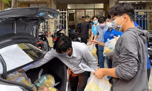 Việt Hương, Đan Trường góp chục tấn gạo hỗ trợ người dân TP.HCM