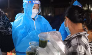 Ba Hoa hậu Đỗ Hà, Mỹ Linh, Thùy Linh mặc đồ bảo hộ phát cơm cho người nghèo