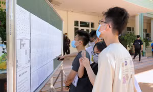 Kỳ thi tốt nghiệp THPT năm 2021: Các thí sinh làm thủ tục dự thi