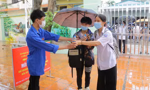 Áo xanh tình nguyện tiếp sức sĩ tử "vượt vũ môn"