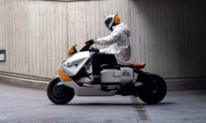 Xe máy điện BMW có thể đạt tốc độ tối đa 130 km/h