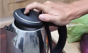 Điện giật tử vong khi đun nước bằng ấm siêu tốc