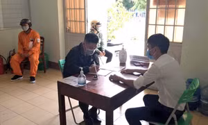 Đình chỉ công tác Chủ tịch phường tự ý thu tiền xác nhận giấy đi đường