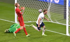 Kane phả hơi nóng vào Ronaldo ở cuộc đua giày vàng