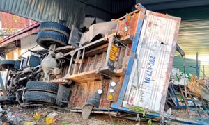 Xe tải lao vào nhà dân khiến một người tử vong tại chỗ