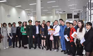 Khôi phục hoạt động xuất nhập cảnh qua cặp cửa khẩu Móng Cái - Đông Hưng