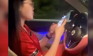 Xử phạt nữ tài xế Mercedes buông 2 tay, 'dán mắt' vào điện thoại để quay TikTok