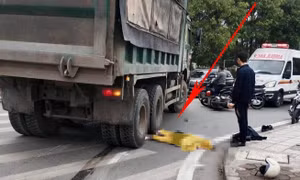 Xe máy va chạm ô tô tải trên phố Vũ Xuân Thiều, một phụ nữ tử vong