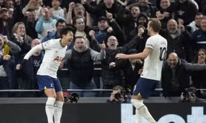 Tottenham vào top 4 Ngoại hạng Anh