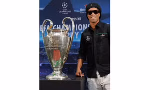 Ronaldinho bất ngờ trở lại Tây Ban Nha chơi bóng