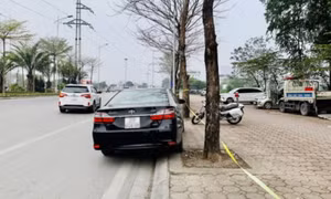 Bị thổi nồng độ cồn ở Hà Nội, tài xế Camry lộ giấy phép lái xe giả