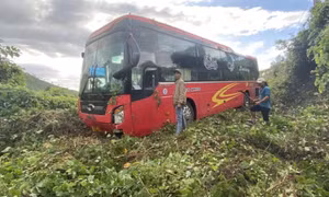 Khánh Hoà: Xe khách mất lái lao xuống vực sâu