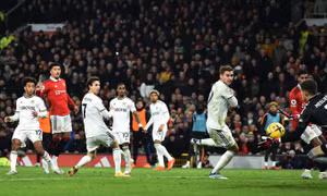 Man Utd thoát thua dù bị dẫn hai bàn