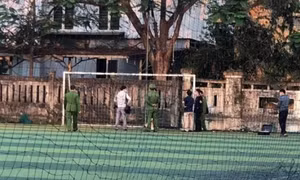 Xà ngang cầu môn rơi khiến một thanh niên tử vong