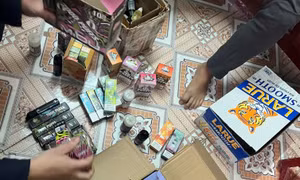 Tàng trữ lượng lớn dung dịch tinh dầu nghi chứa chất ma túy phân lẻ bán kiếm lời