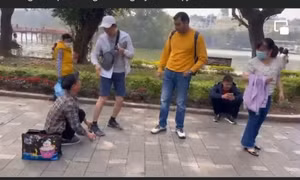 Tự ý gắn keo vào giày du khách ở hồ Gươm, người đàn ông bị phạt 2 triệu đồng