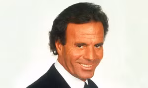 Julio Iglesias - thủ môn Real Marid thành danh ca