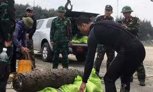 Quả bom hơn 2 tạ mắc lưới ngư dân khi đánh cá