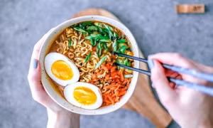 Cách ăn mì gói đủ chất, không hại sức khỏe
