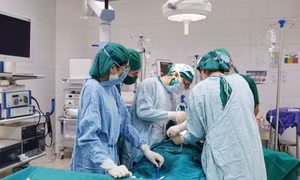Phẫu thuật bóc tách thành công khối u buồng trứng “khủng” 6,5kg 