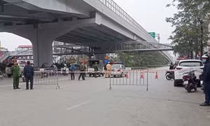 Hà Nội: 2 thanh niên chạy xe máy tông dải phân cách, 1 người tử vong