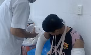 Vợ chồng khách hàng dùng tuýp sắt, ghế inox đánh gãy hai tay shipper