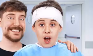 YouTuber gây tranh cãi khi tài trợ mổ mắt cho 1.000 người khiếm thị