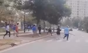 Tên cướp đâm trọng thương hai người truy bắt