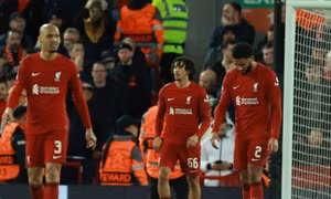 Thua ngược 2-5, Liverpool còn nhận tổn thất lớn