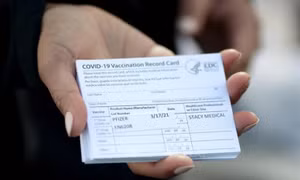 Hạ viện Mỹ phê chuẩn dự luật bỏ chứng nhận tiêm vaccine ngừa COVID-19