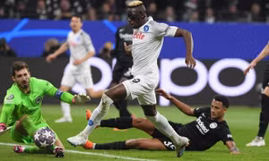 Napoli đặt một chân vào tứ kết Champions League