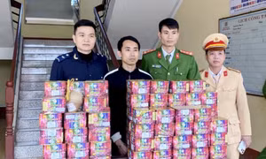 Dùng xe biển Lào vận chuyển 82 hộp pháo về Việt Nam
