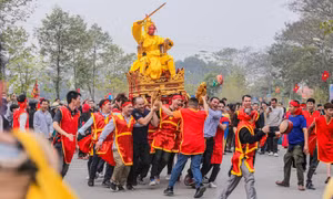 Mê tín tràn vào lễ hội