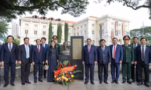 Thủ tướng dâng hoa tại tượng đài Chủ tịch Hồ Chí Minh ở Bảo tàng Văn minh châu Á