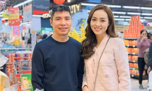 NSND Công Lý và vợ trẻ kém 15 tuổi tình tứ, dìu nhau sắm Tết sớm