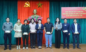 Đoàn ĐBQH tỉnh tặng quà Tết cho người lao động các công ty lâm nghiệp bị ảnh hưởng bởi bão số 3 (Yagi)