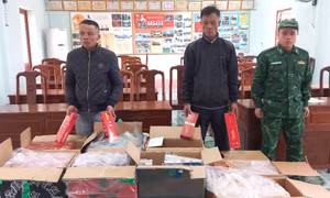 Đồn Biên phòng Trà Cổ: Bắt giữ 2 đối tượng vận chuyển trái phép hơn 3.500 bao thuốc lá điếu nhập lậu
